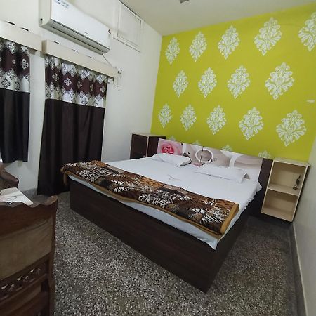 International Hotel In 戈勒克布尔 外观 照片