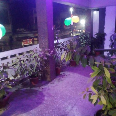 International Hotel In 戈勒克布尔 外观 照片