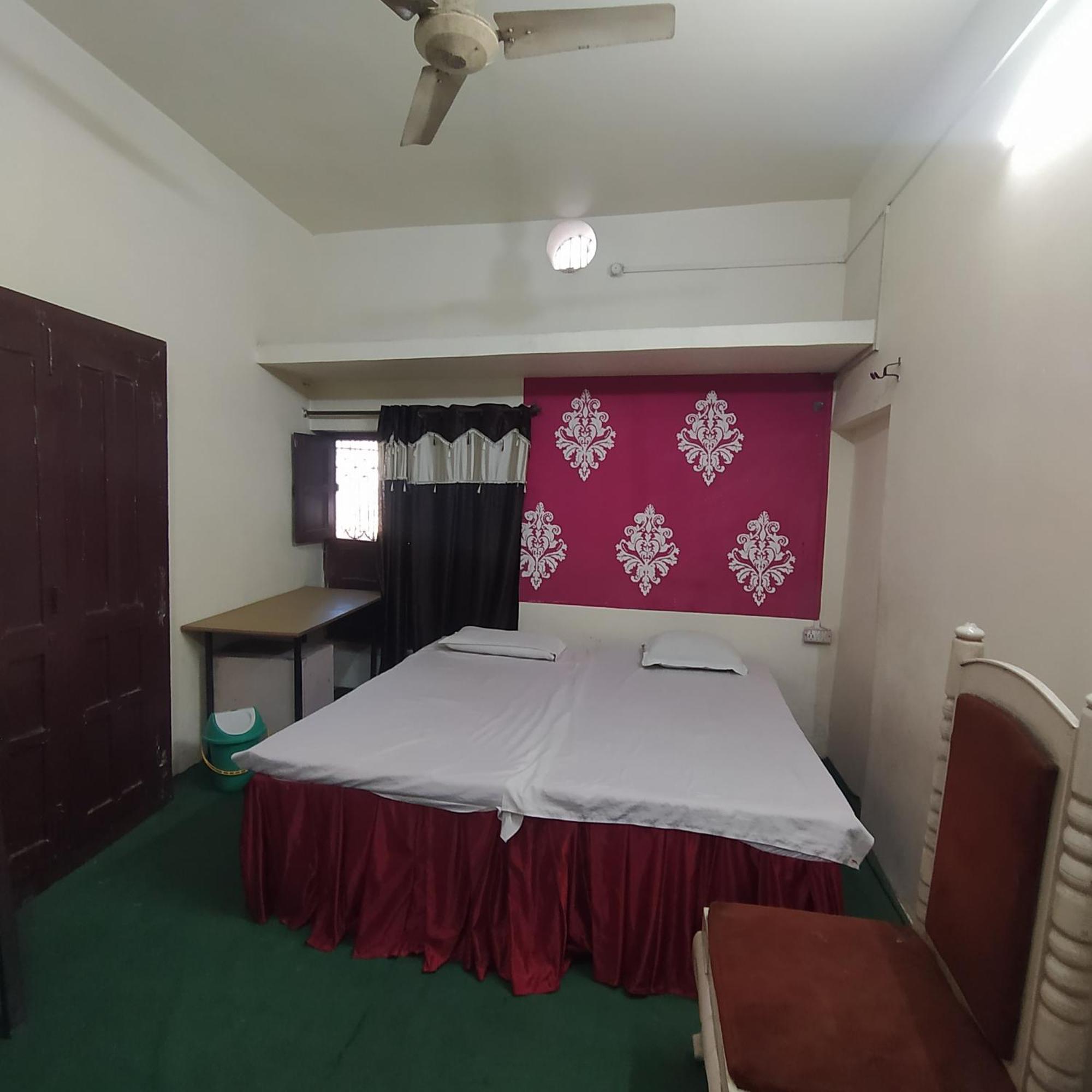 International Hotel In 戈勒克布尔 外观 照片