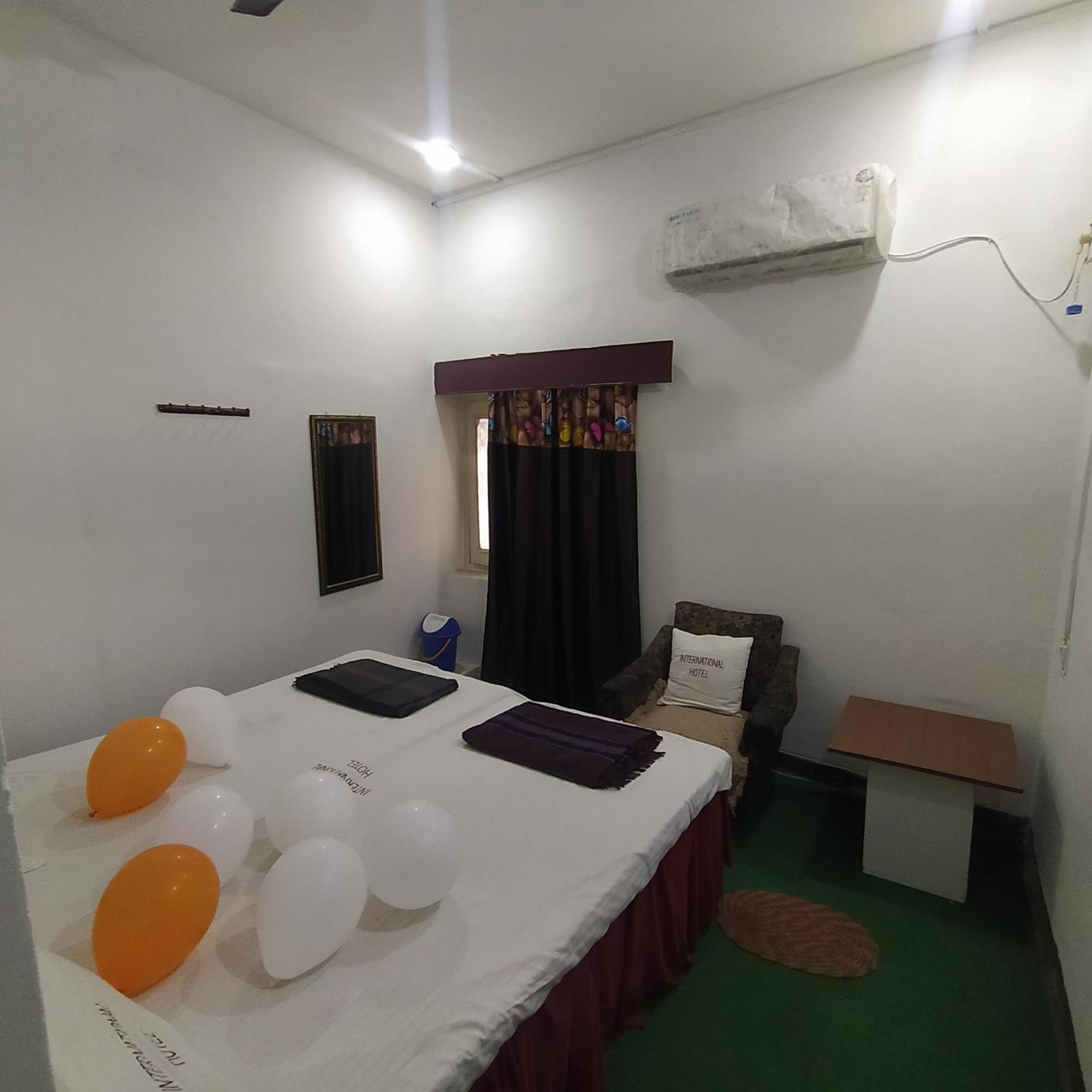 International Hotel In 戈勒克布尔 外观 照片