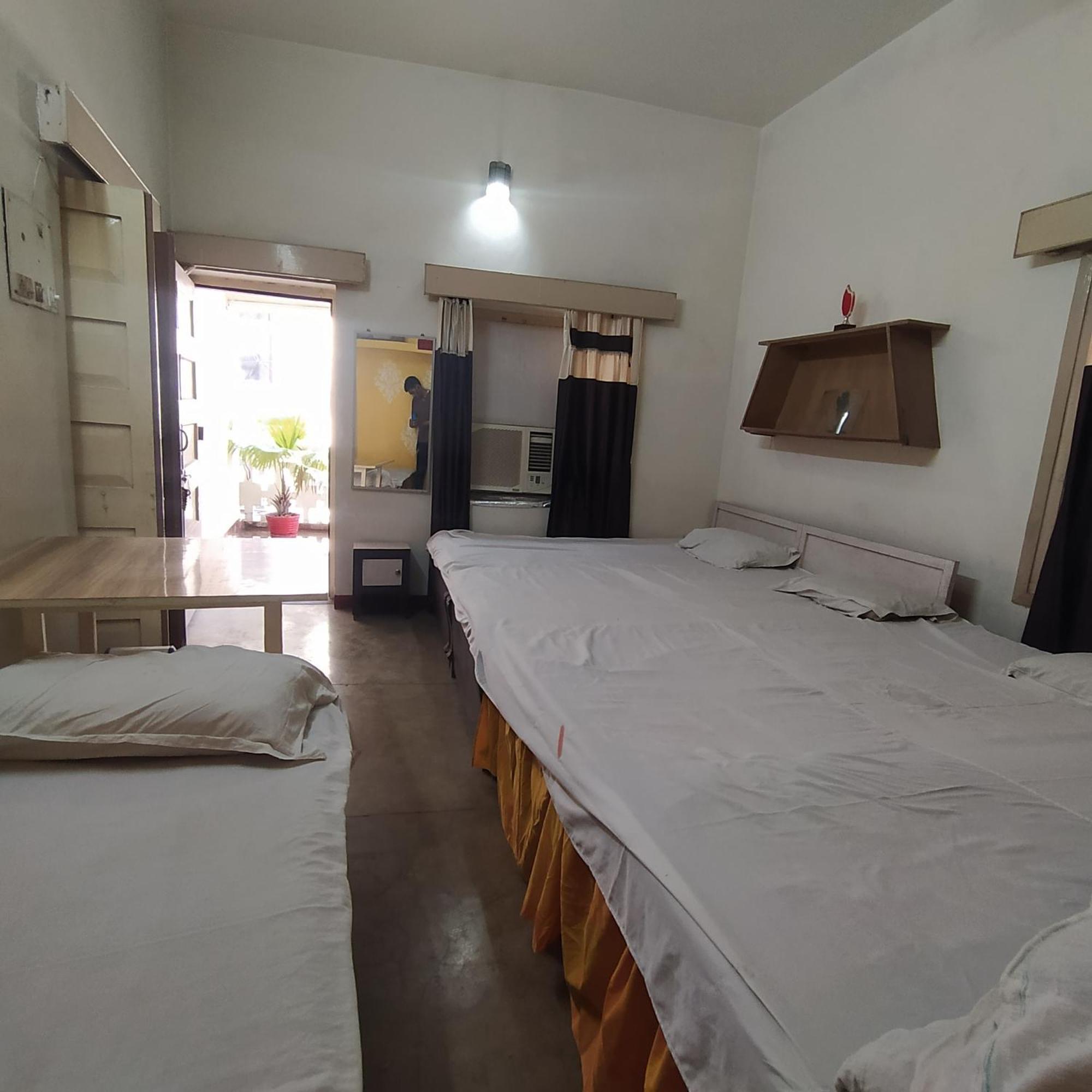 International Hotel In 戈勒克布尔 外观 照片
