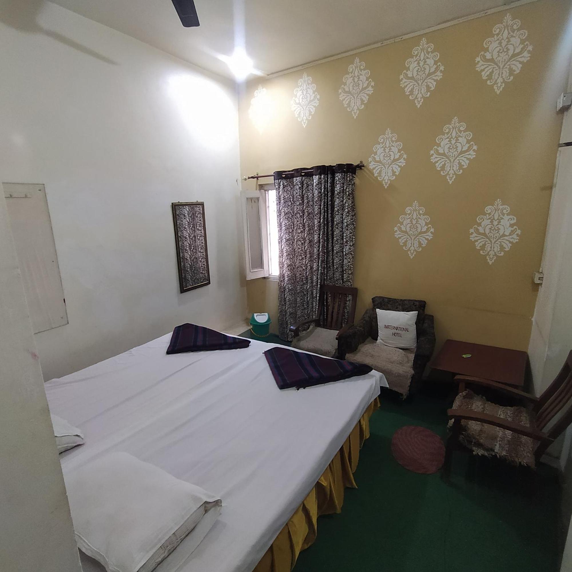 International Hotel In 戈勒克布尔 外观 照片