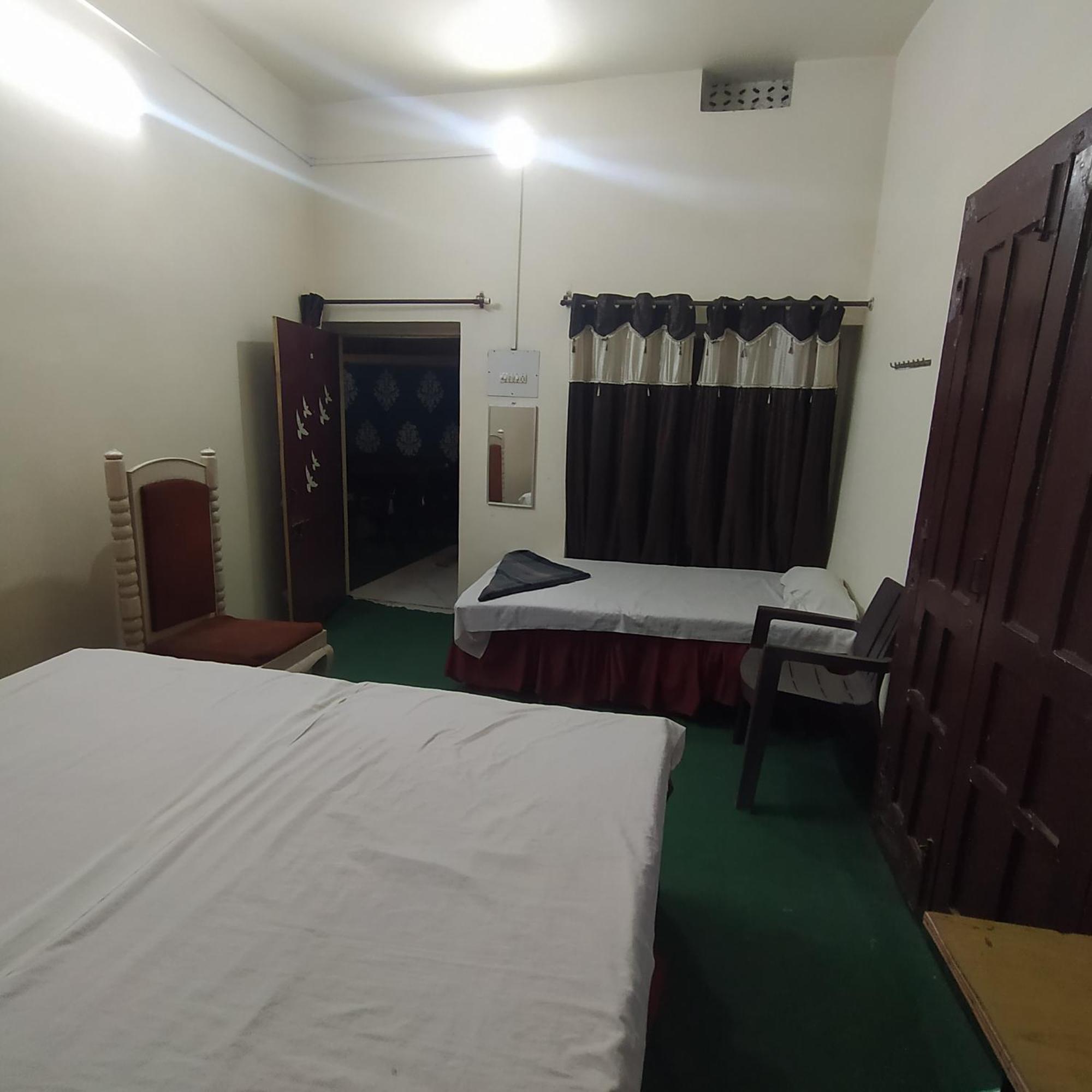 International Hotel In 戈勒克布尔 外观 照片